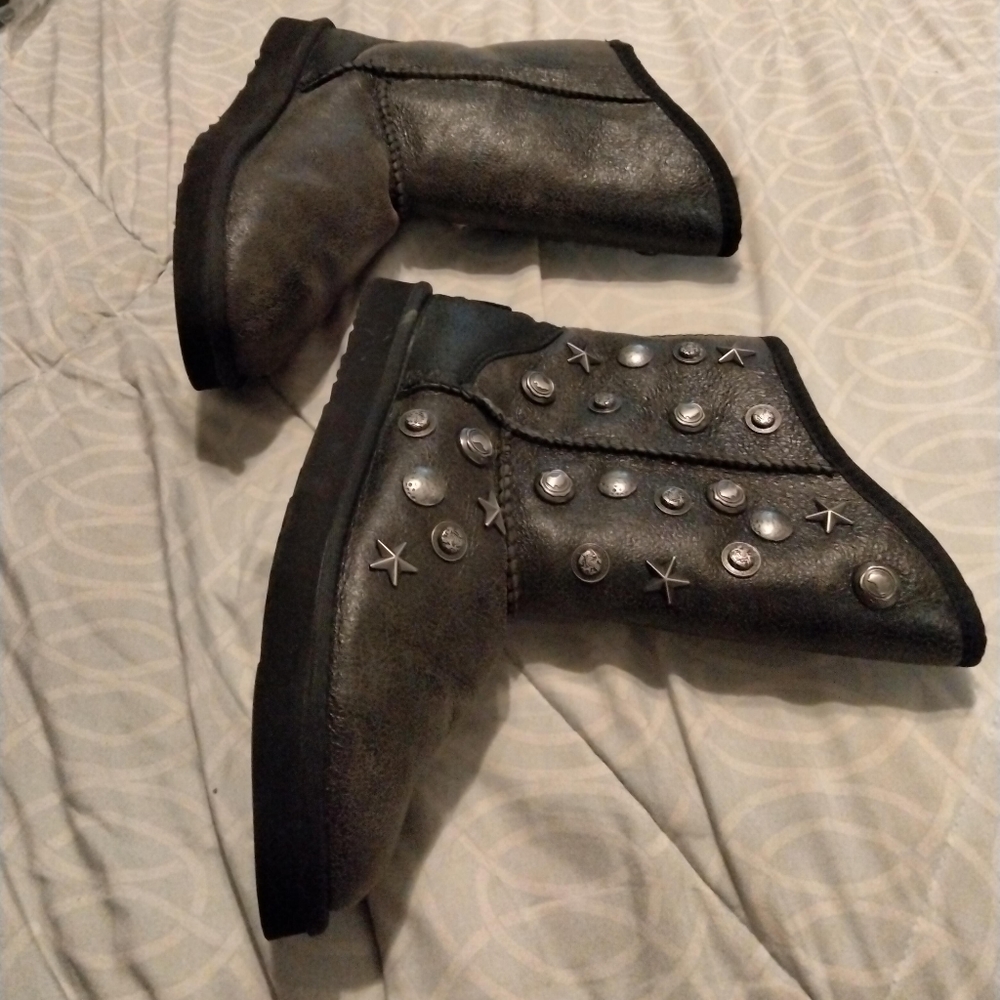 Australia Luxe "Angel Short" Sherpa star boots. Leather